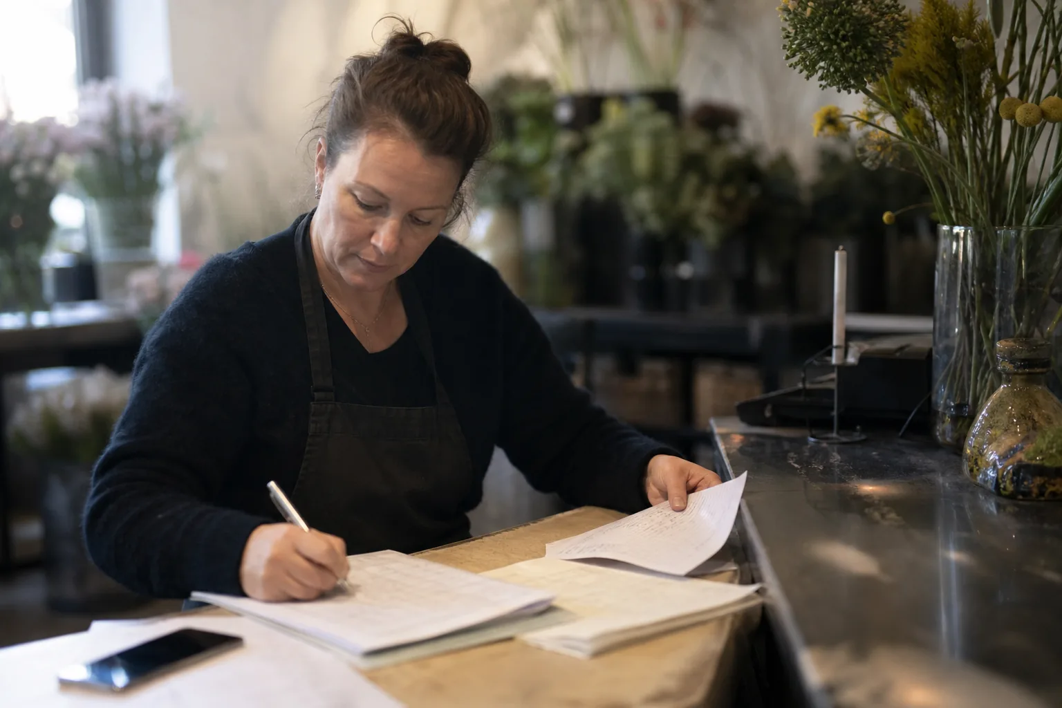 Werk in een Nederlandse winkel of werkplaats. Beeld bij het artikel: Hoe weet je zeker dat je margeadministratie klopt voordat je de kwartaalaangifte verstuurt?