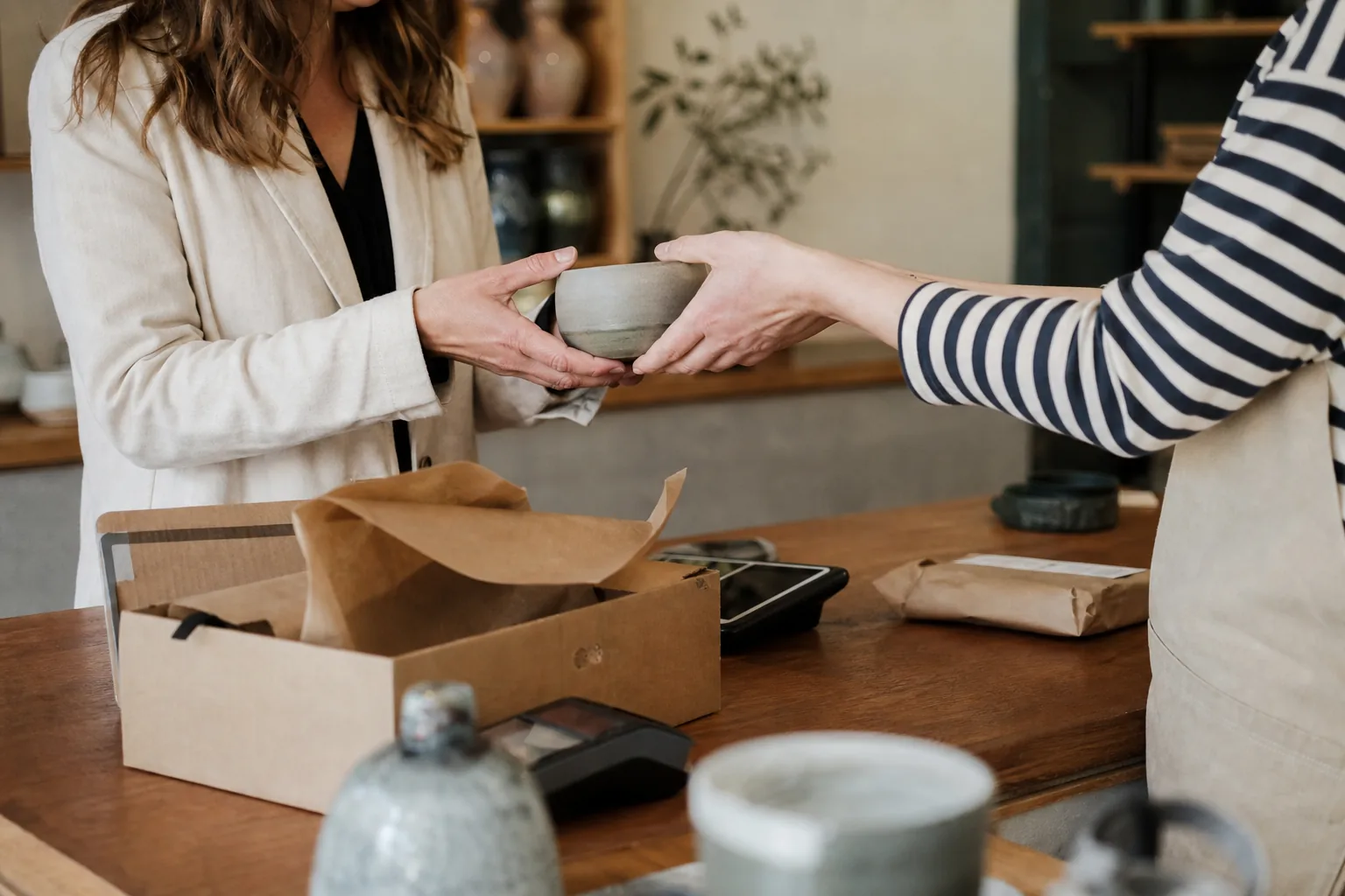 Werk in een Nederlandse winkel of werkplaats. Beeld bij het artikel: Wanneer mag je de margeregeling toepassen en wat eist de wet van je administratie?