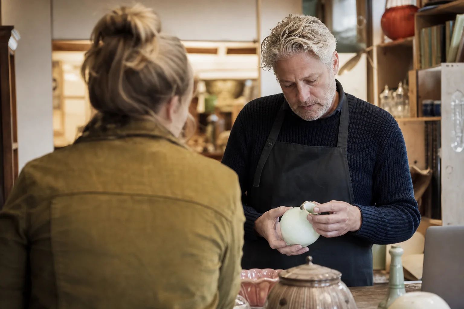 Werk in een Nederlandse winkel of werkplaats. Beeld bij het artikel: Wat vragen kringloopwinkels en antiquairs meestal over inkoopverklaringen en de btw over hun marge?